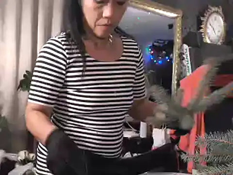 Snapshot of Hornygirltheone chatting on 12/05/24, 03:48 Hornygirltheone online show from 12/05/24, 03:48