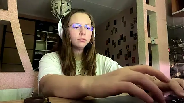 Snapshot of AlisonOhlmacher chatting on 06/14/26, 07:21 AlisonOhlmacher online show from 06/14/26, 07:21