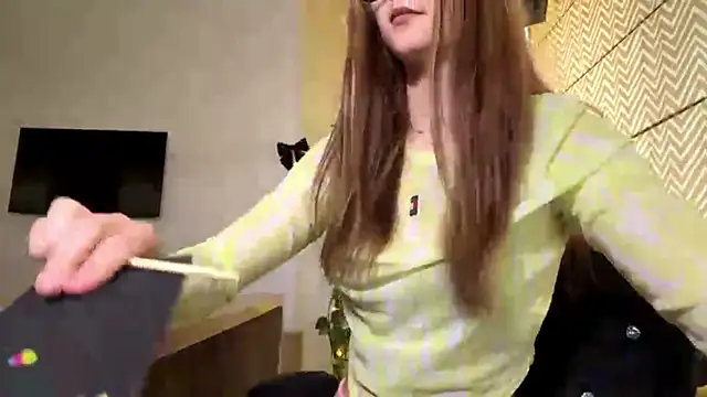 AvrilGillig online show from 06/16/26, 01:14