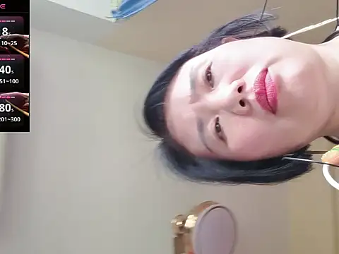 Snapshot of YIYI-queen chatting on 06/08/26, 07:31 YIYI-queen online show from 06/08/26, 07:31