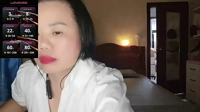 Snapshot of YIYI-queen chatting on 06/12/26, 03:22 YIYI-queen online show from 06/12/26, 03:22