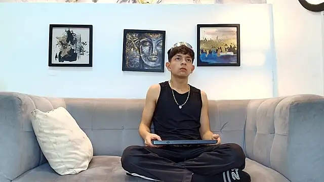 Snapshot of BLACK_AND_WHITET chatting on 06/10/26, 01:39 BLACK AND WHITET online show from 06/10/26, 01:39