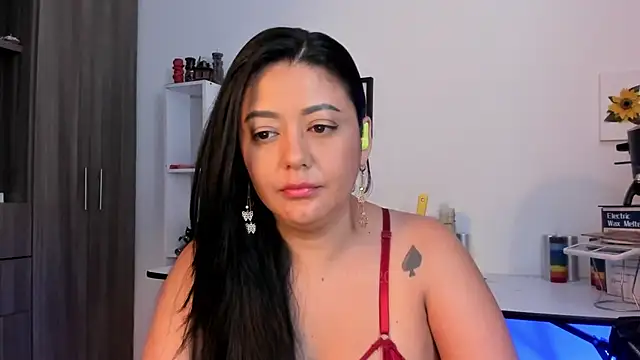 LauraToro  online show from 06/13/26, 09:13