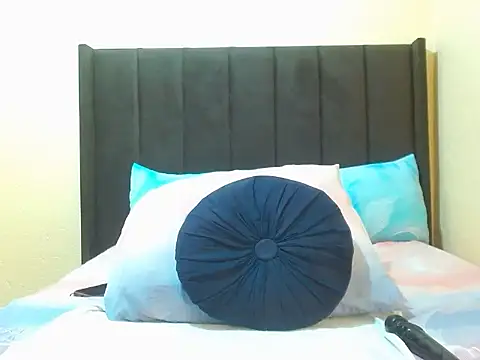 Snapshot of NaughtyLuux12 chatting on 06/12/26, 05:45 NaughtyLuux12 online show from 06/12/26, 05:45