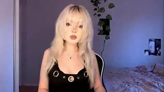 Snapshot of Velvets_Vixens01 chatting on 06/10/26, 05:45 Velvets Vixens01 online show from 06/10/26, 05:45