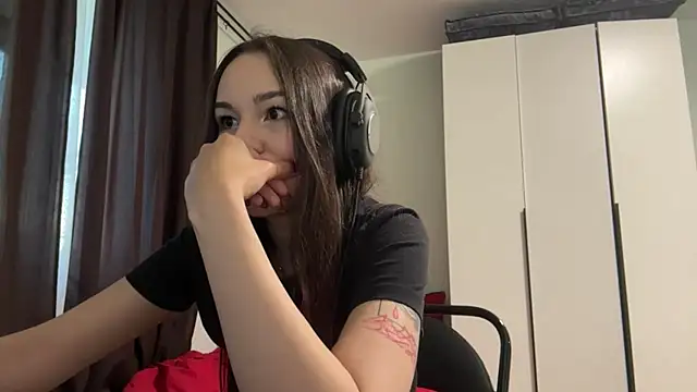 HotGirlMilla online show from 06/19/26, 06:45