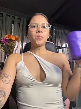 Snapshot of ashleytravis_Bless chatting on 06/13/26, 12:03 ashleytravis Bless online show from 06/13/26, 12:03