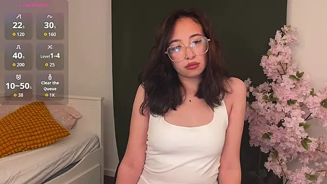 Snapshot of Hannari_ chatting on 06/15/26, 10:28 Hannari online show from 06/15/26, 10:28