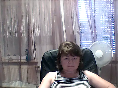 Snapshot of MoonLady40 chatting on 06/22/26, 11:29 MoonLady40 online show from 06/22/26, 11:29