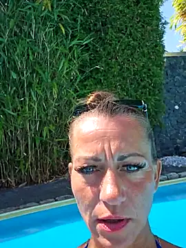 Snapshot of housewifebella chatting on 06/24/26, 10:36 housewifebella online show from 06/24/26, 10:36