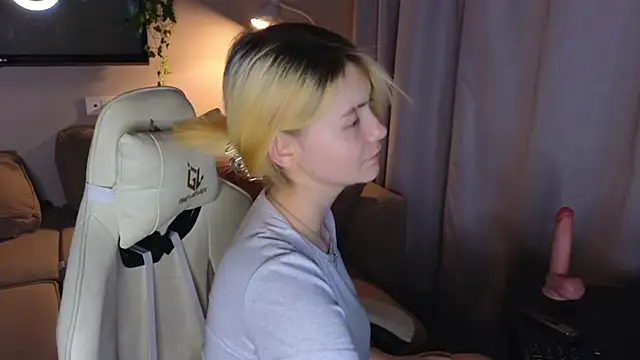 Emily Miu online show from 08/04/26, 10:12