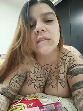 Snapshot of Julieta_01 chatting on 06/24/26, 05:06 Julieta 01 online show from 06/24/26, 05:06