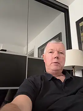 Snapshot of cumboy chatting on 10/13/25, 01:55 cumboy online show from 10/13/25, 01:55