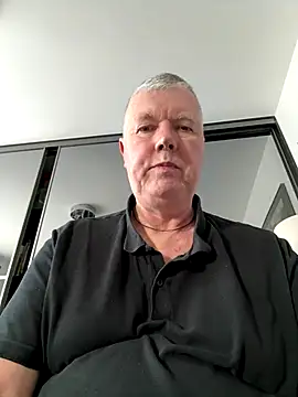 Snapshot of cumboy chatting on 11/04/25, 12:37 cumboy online show from 11/04/25, 12:37