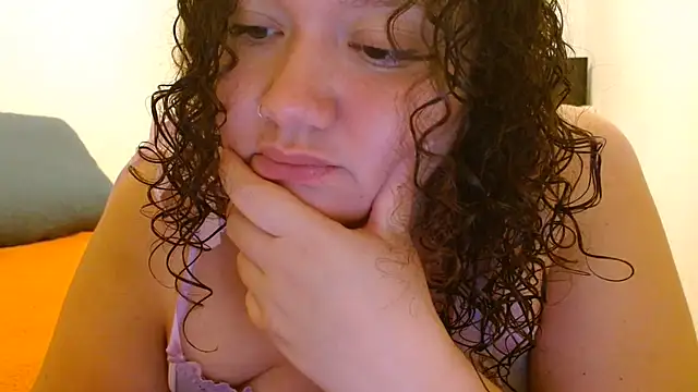 Snapshot of HeidiSanabria chatting on 07/20/26, 10:34 HeidiSanabria online show from 07/20/26, 10:34