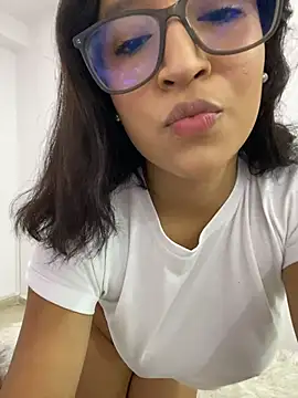 Julieta Vegaax online show from 07/12/26, 07:38