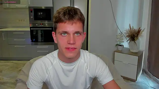 Snapshot of m0neyken chatting on 08/04/26, 02:15 m0neyken online show from 08/04/26, 02:15