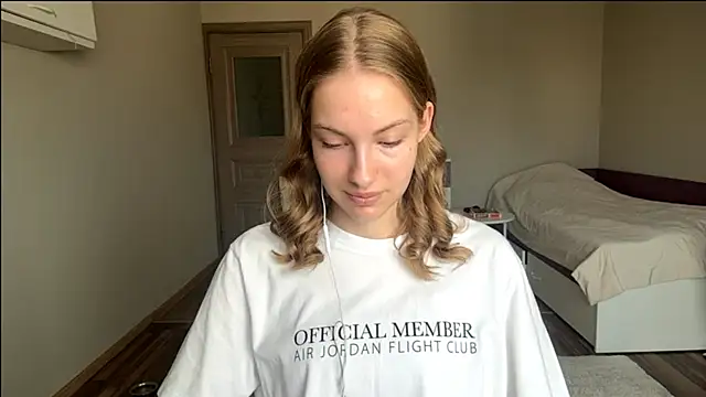 ElviaHoeffner online show from 06/29/26, 06:30