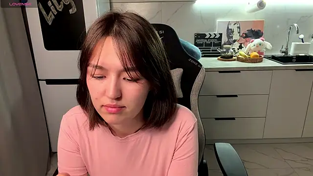 Snapshot of LilyPopss chatting on 06/20/26, 07:27 LilyPopss online show from 06/20/26, 07:27