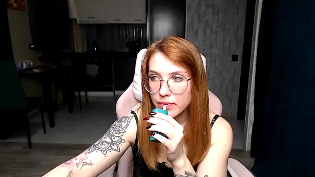 Reginasmilee online show from 11/19/25, 01:55