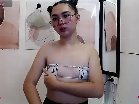 Snapshot of EtherealRae chatting on 07/20/26, 04:42 EtherealRae online show from 07/20/26, 04:42
