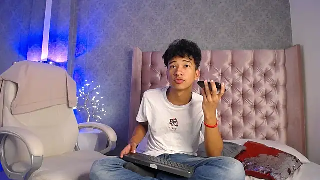 Snapshot of Adam_Foxxx chatting on 07/22/26, 04:48 Adam Foxxx online show from 07/22/26, 04:48