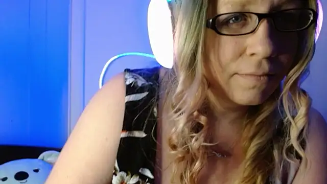 Snapshot of XxMs_StarzxX chatting on 01/17/25, 01:04 XxMs StarzxX online show from 01/17/25, 01:04