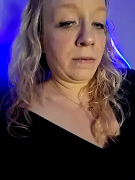 Snapshot of XxMs_StarzxX chatting on 01/27/25, 03:04 XxMs StarzxX online show from 01/27/25, 03:04