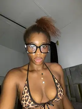 Snapshot of Nirahbeauty chatting on 07/22/26, 04:21 Nirahbeauty online show from 07/22/26, 04:21