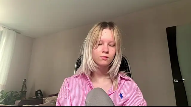 Snapshot of JessicaLowland chatting on 07/22/26, 11:24 JessicaLowland online show from 07/22/26, 11:24