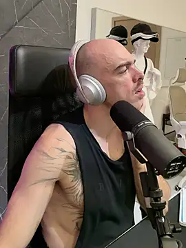 Snapshot of logan2kelly chatting on 08/01/26, 11:03 logan2kelly online show from 08/01/26, 11:03