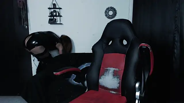 Snapshot of april_simons2 chatting on 01/12/25, 10:34 april simons2 online show from 01/12/25, 10:34