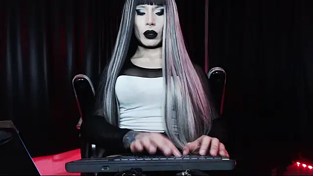 Snapshot of april_simons2 chatting on 10/12/25, 04:00 april simons2 online show from 10/12/25, 04:00