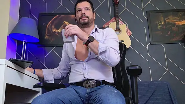 Snapshot of ChrisKox chatting on 11/17/25, 04:18 ChrisKox online show from 11/17/25, 04:18