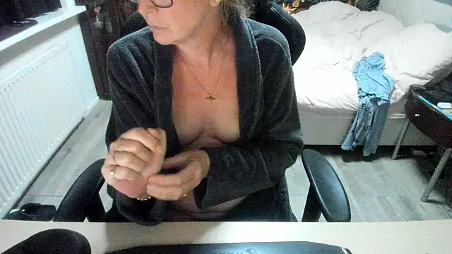 Snapshot of minoesje37 chatting on 09/16/25, 07:15 minoesje37 online show from 09/16/25, 07:15