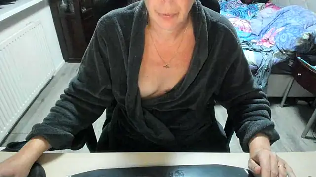 Snapshot of minoesje37 chatting on 10/04/25, 08:29 minoesje37 online show from 10/04/25, 08:29