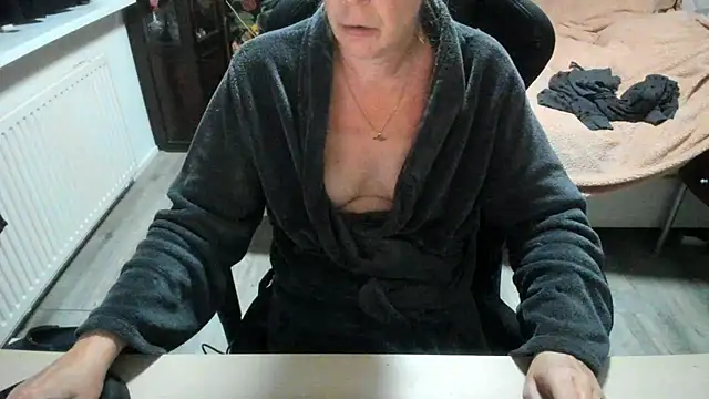 Snapshot of minoesje37 chatting on 10/23/25, 07:34 minoesje37 online show from 10/23/25, 07:34