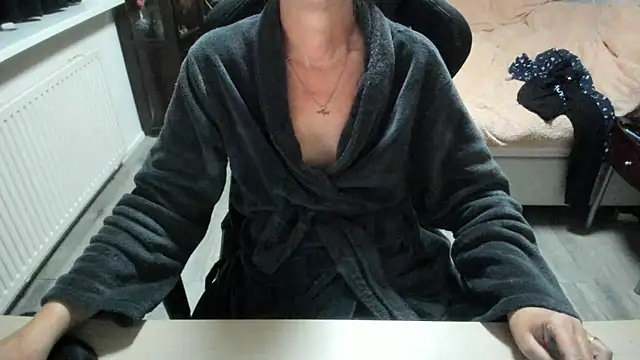 Snapshot of minoesje37 chatting on 10/29/25, 08:32 minoesje37 online show from 10/29/25, 08:32