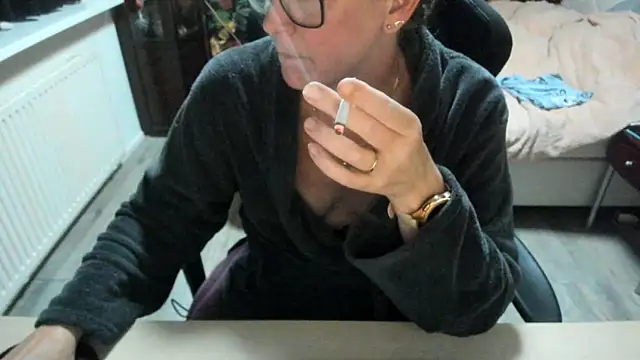 Snapshot of minoesje37 chatting on 10/30/25, 08:31 minoesje37 online show from 10/30/25, 08:31