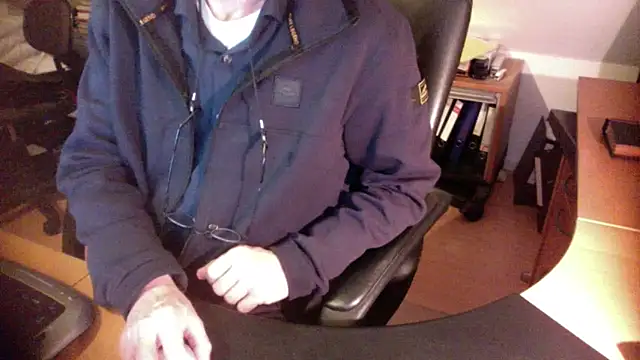 Snapshot of outlaw200 chatting on 12/09/24, 07:29 outlaw200 online show from 12/09/24, 07:29