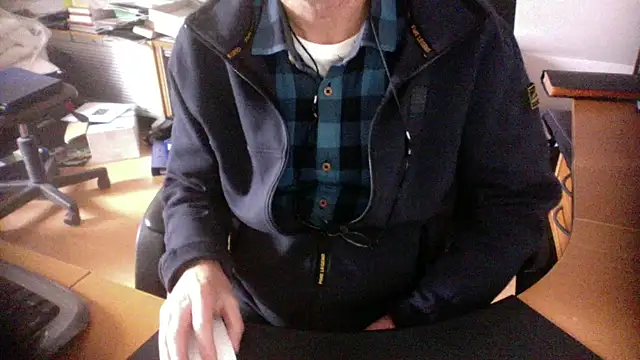 Snapshot of outlaw200 chatting on 12/27/24, 11:28 outlaw200 online show from 12/27/24, 11:28