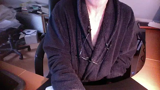 Snapshot of outlaw200 chatting on 12/29/24, 12:55 outlaw200 online show from 12/29/24, 12:55