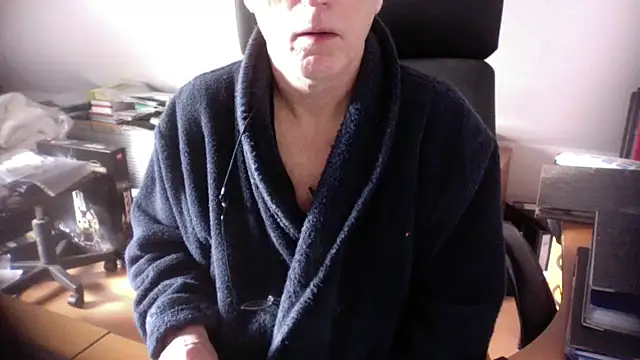 Snapshot of outlaw200 chatting on 01/12/25, 10:56 outlaw200 online show from 01/12/25, 10:56