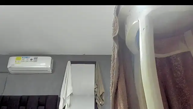 Snapshot of SandraGoldstein chatting on 10/18/25, 01:19 SandraGoldstein online show from 10/18/25, 01:19