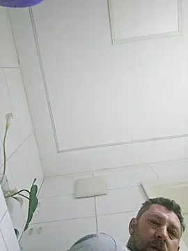 Snapshot of ktmtom247 chatting on 12/17/25, 04:18 ktmtom247 online show from 12/17/25, 04:18