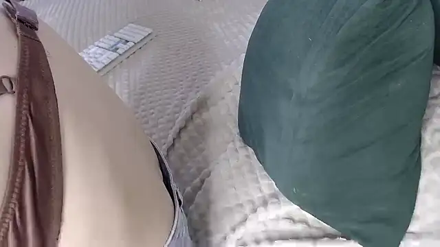 Snapshot of Kiradoll27 chatting on 10/29/25, 09:33 Kiradoll27 online show from 10/29/25, 09:33