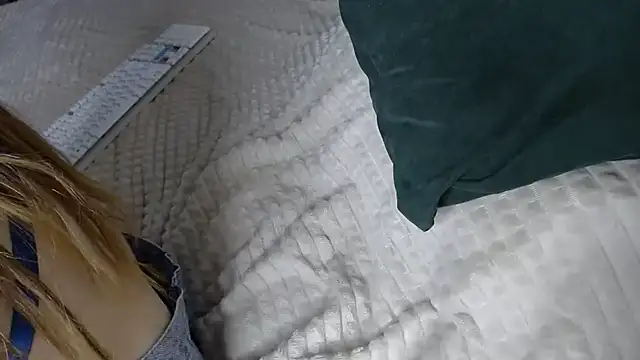 Snapshot of Kiradoll27 chatting on 12/16/25, 10:31 Kiradoll27 online show from 12/16/25, 10:31