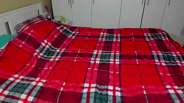 Snapshot of GoldCurves chatting on 10/27/25, 05:33 GoldCurves online show from 10/27/25, 05:33