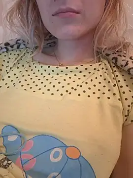 Snapshot of YogisticJuli666 chatting on 09/14/25, 07:46 YogisticJuli666 online show from 09/14/25, 07:46