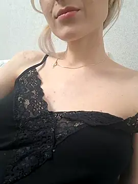 Snapshot of YogisticJuli666 chatting on 10/27/25, 05:55 YogisticJuli666 online show from 10/27/25, 05:55